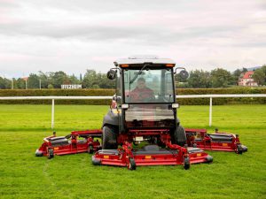 Die große Flächenleistung des Groundsmaster kommt beim Greenkeeper der Rennbahn in Iffezheim gut an. toro groundmaster, rennbahn iffezheim