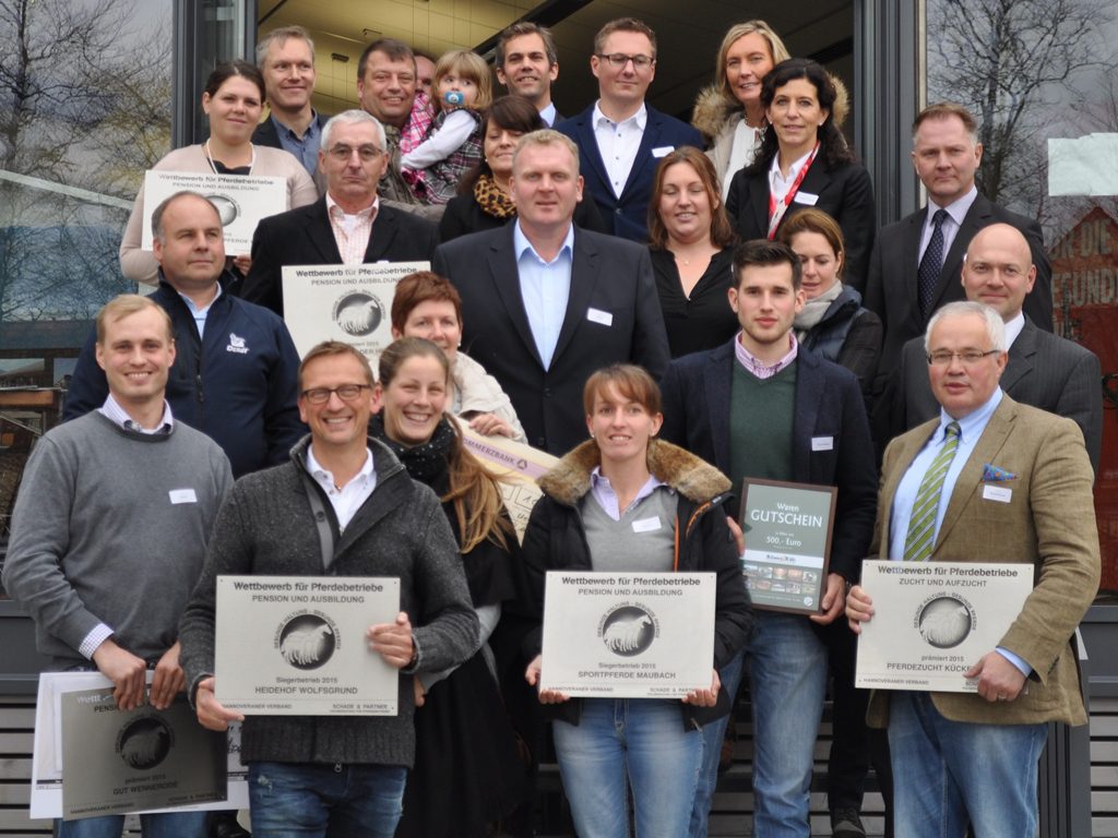 Gruppenfoto mit Siegern, Prämierten, Organisatoren, Jury und Sponsoren des Wettbewerbs Foto: Kenneth Knabe