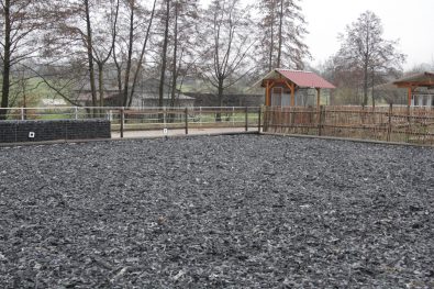 Die Auslauffl ächen erstrecken sich rund um den Allwetterreitplatz, der mit einem Holzzaun und Gabionen eingefasst ist.