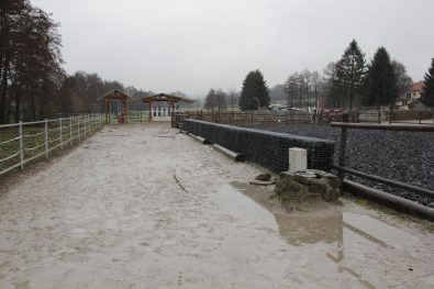 Nass, aber nicht matschig. Der Quarzsand bleibt auch bei furchtbarem Wetter trittfest.