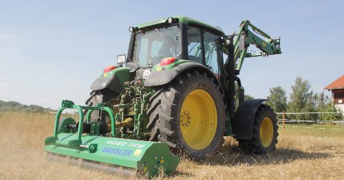 Der Mulch Mäxx BCH 220 von Bassler lässt sich dank Seitenverstellung um 40 cm verschieben. Foto: Pferdebetrieb