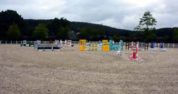 Reitplätze pflegen und sanieren