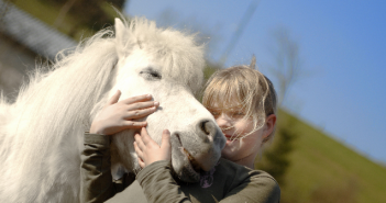 Therapeutisches Reiten hilft bei neurologischen Entwicklungsstörungen