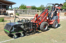 Farm-Servant im Einsatz im Offenstall.