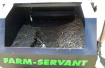 Farm-Servant im Einsatz im Offenstall.