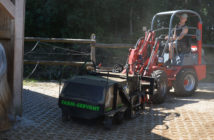Farm-Servant im Einsatz im Offenstall.
