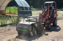 Farm-Servant im Einsatz im Offenstall.