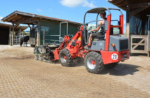 Farm-Servant im Einsatz im Offenstall.