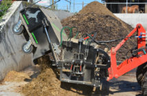 Farm-Servant im Einsatz im Offenstall.