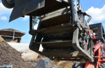 Farm-Servant im Einsatz im Offenstall.