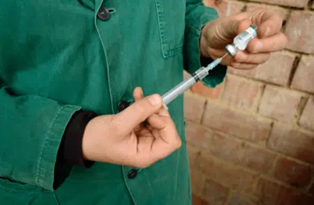 Impfserum wird gerade auf eine Spritze aufgezogen